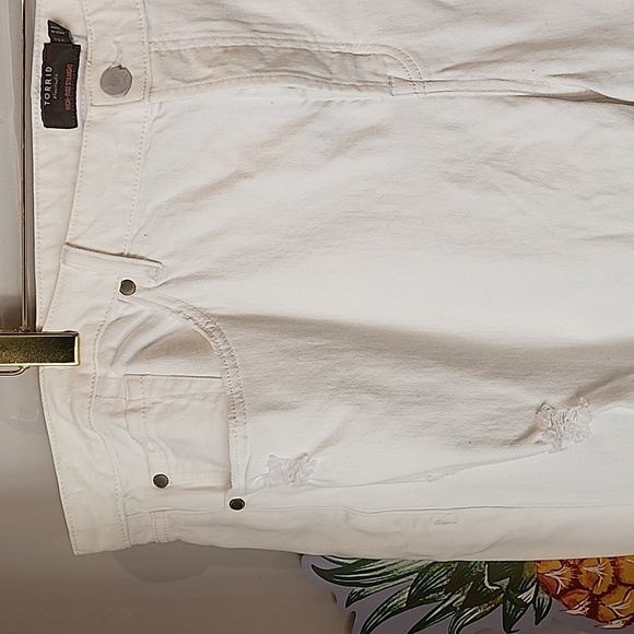 Torrid - Mom Straight Vintage Stretch High-Rise Jean in Optic White - Picture 3 of 13